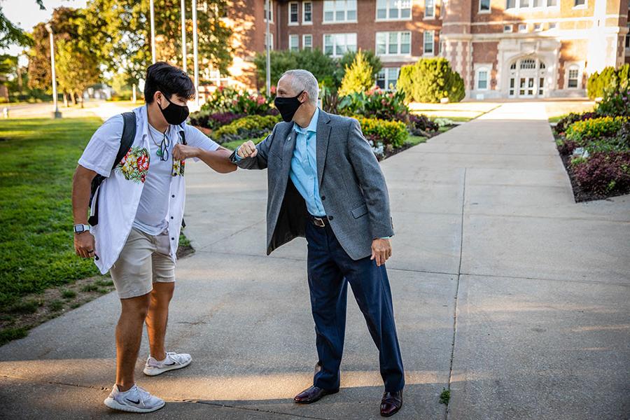 Northwest President Dr. John Jasinski greeted students by bumping their elbows as they walked to classes during the first day of the fall 2020 semester. 这所大学的秋季入学人数是其115年历史上最高的. （<a href='http://ivqo.jmswierski.com'>澳门网上博彩官方网站</a>摄）